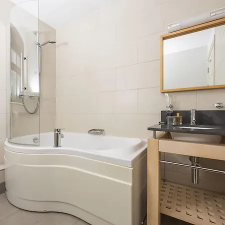21, Hustyns, Nr Holiday home